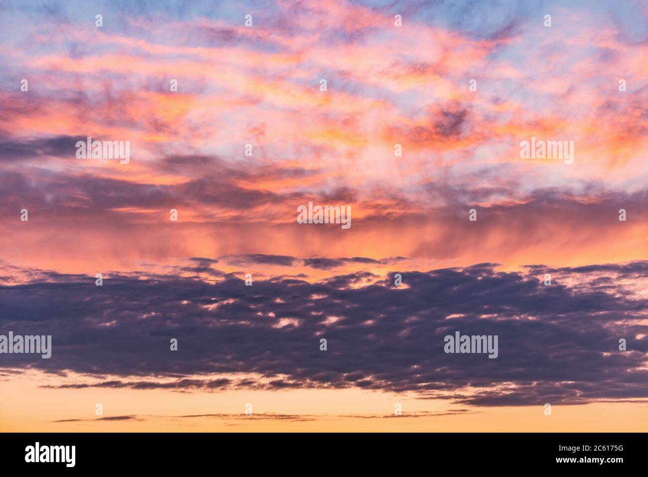 Bunte Wolken nach Regen. Stockfoto