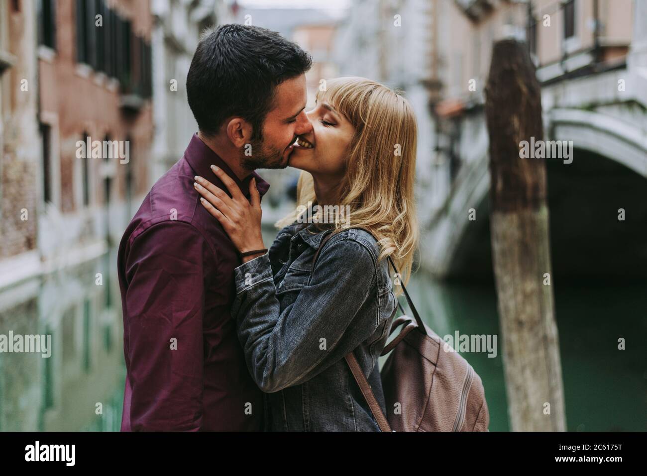 Wunderschönes junges Paar, das Spaß hat, während eines Besuchs in Venedig - Touristen, die in Italien reisen und die wichtigsten Sehenswürdigkeiten von Venedig besichtigen - Konzept Stockfoto