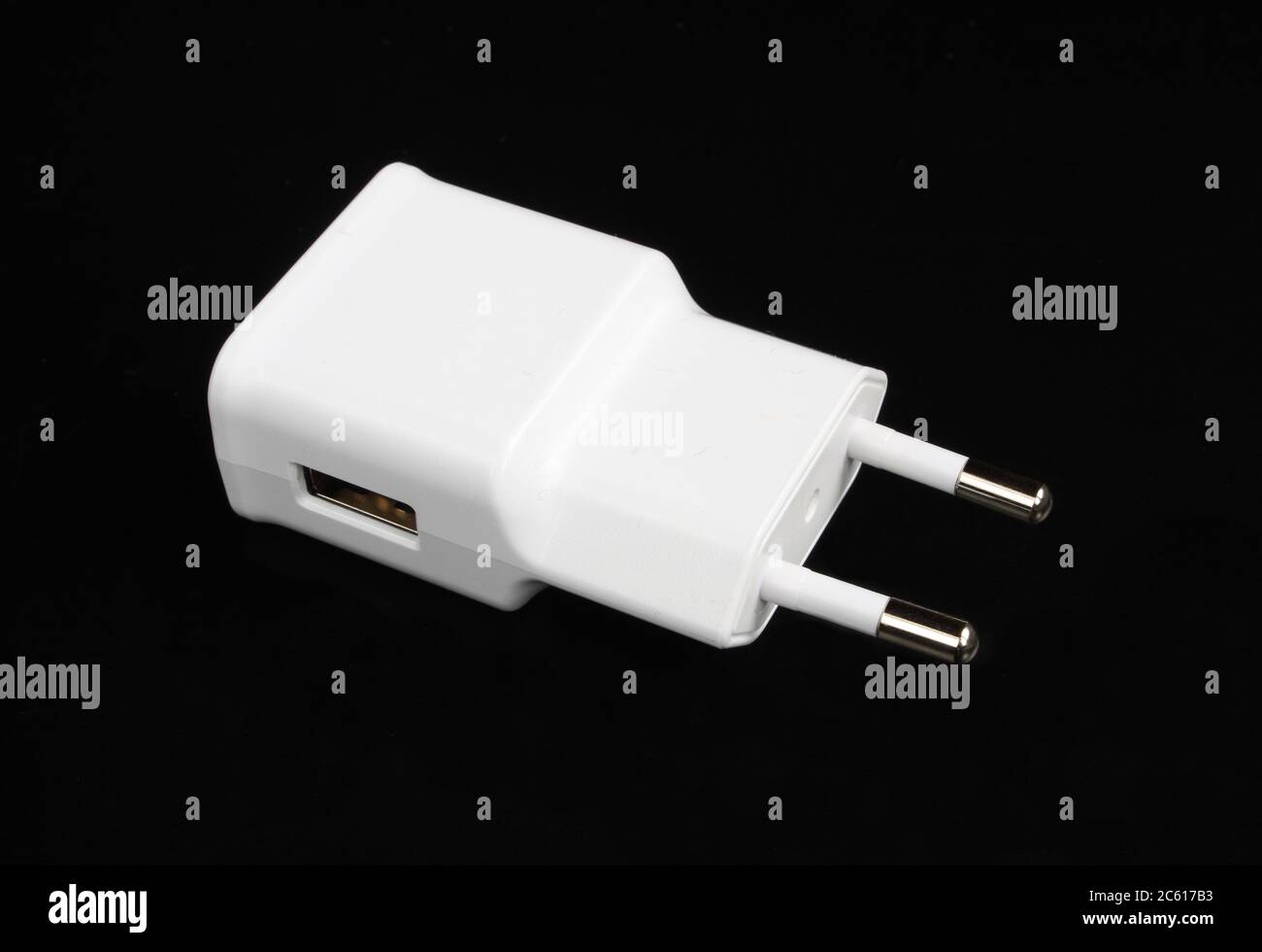 Weißes Telefonladegerät mit isoliertem usb-Anschluss auf weißem Hintergrund. Stockfoto