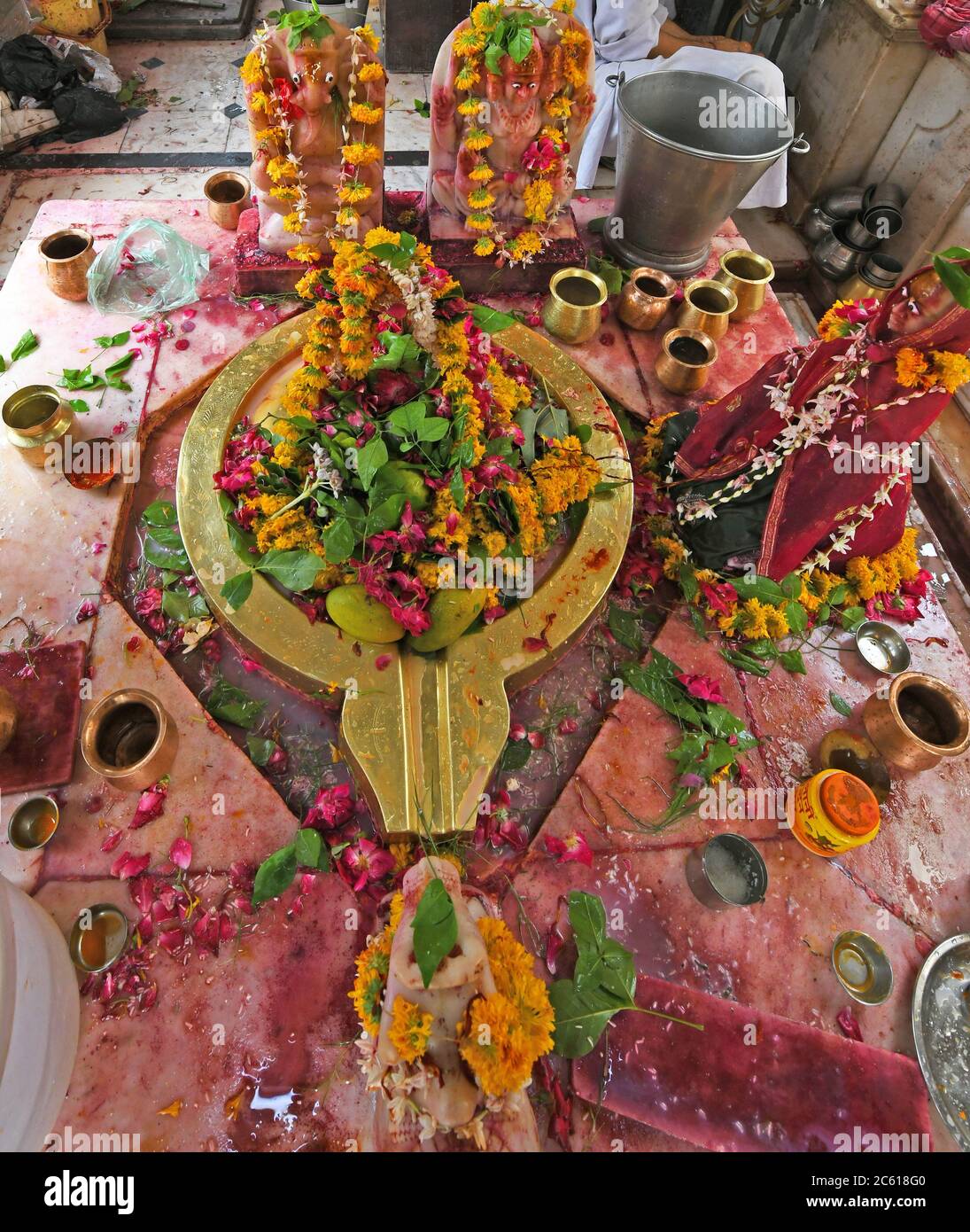 Beawar, Rajasthan, Indien, 6. Juli 2020: Lord Shiva Lingam, eine Steinskulptur, die den Phallus des Hindu-Gottes Shiva, auf dem ersten Somwar (Montag) des heiligen Monats von Shravan oder Sawan am Mahadev Tempel in Beawar darstellt. Kredit: Sumit Saraswat/Alamy Live Nachrichten Stockfoto