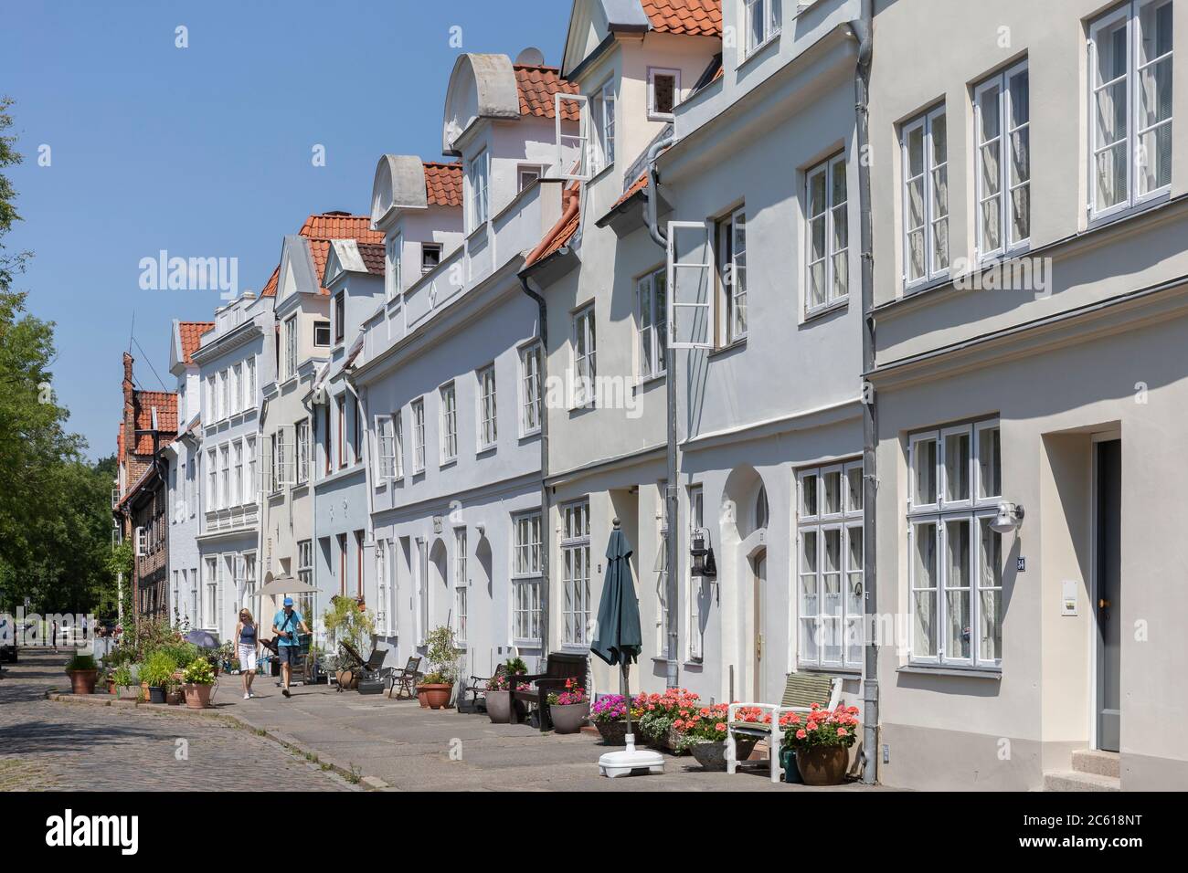 Häuser an der Straße "an der Obertrave" am Ufer der Trave auf der Altstadtinsel der Hansestadt Lübeck. Stockfoto