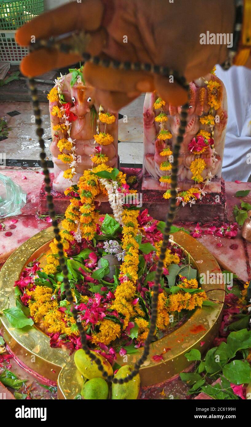 Beawar, Rajasthan, Indien, 6. Juli 2020: Hindu Priester bieten Gebete an Herrn Shiva auf dem ersten Somwar (Montag) des heiligen Monats von Shravan oder Sawan am Mahadev Tempel in Beawar. Kredit: Sumit Saraswat/Alamy Live Nachrichten Stockfoto