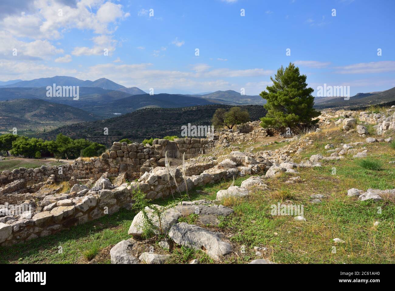 Blick auf die archäologischen Stätten von Mykene und Tiryns auf eine schöne ländliche griechische Landschaft, Berg-und landwirtschaftliche Felder Stockfoto