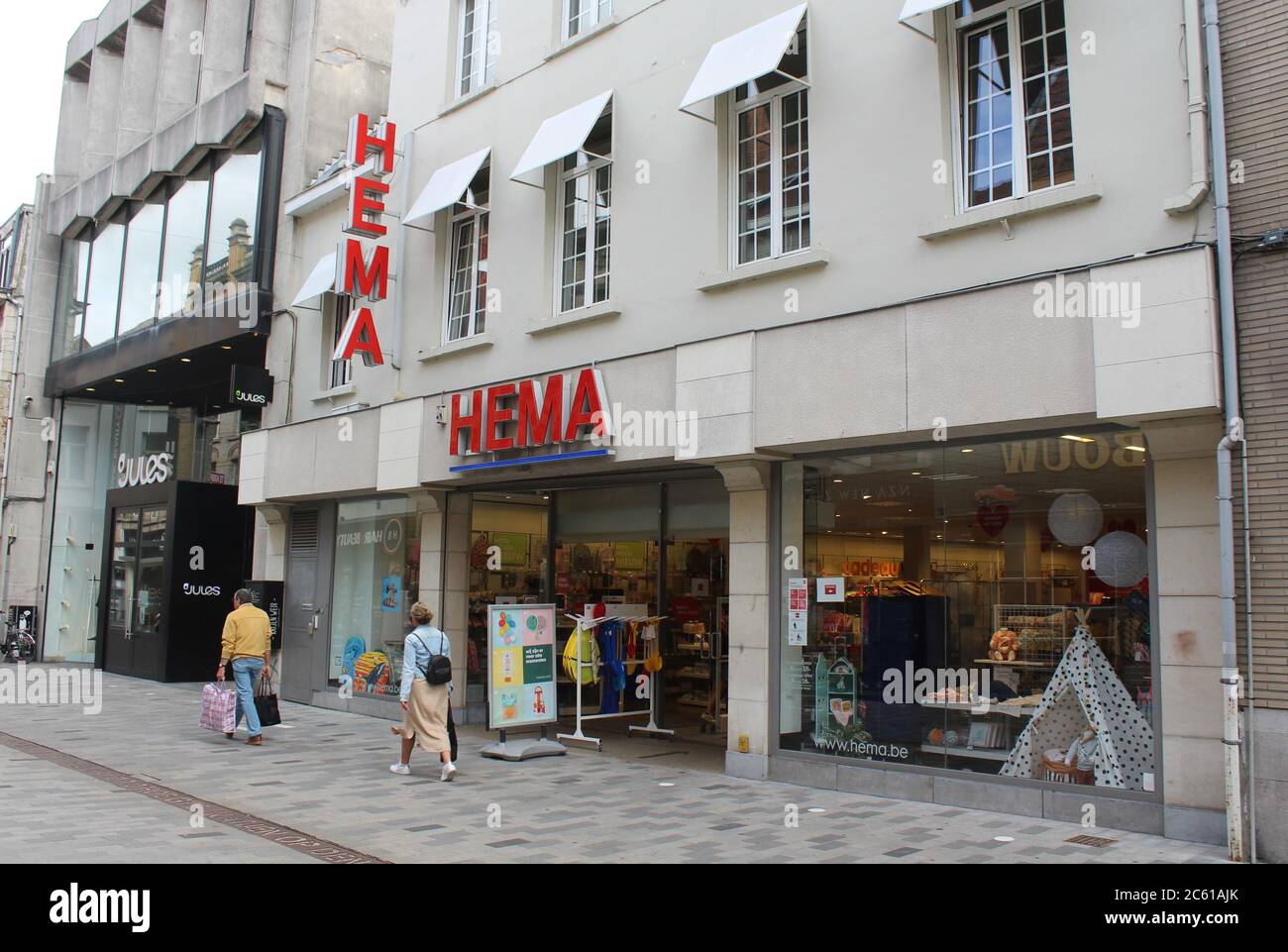 AALST, BELGIEN, 6. JULI 2020: Außenansicht eines HEMA-Einzelhandelsladens in Flandern. HEMA ist eine niederländische multinationale Varieté-Kette, die sich durch rel auszeichnet Stockfoto