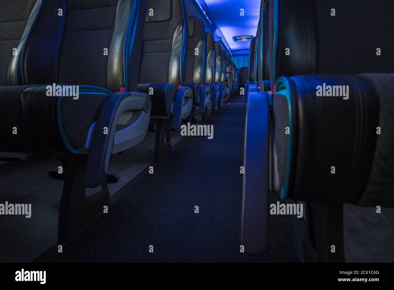 Moderner komfortabler internationaler Shuttle Bus mit blauer Umgebungsbeleuchtung. Stockfoto