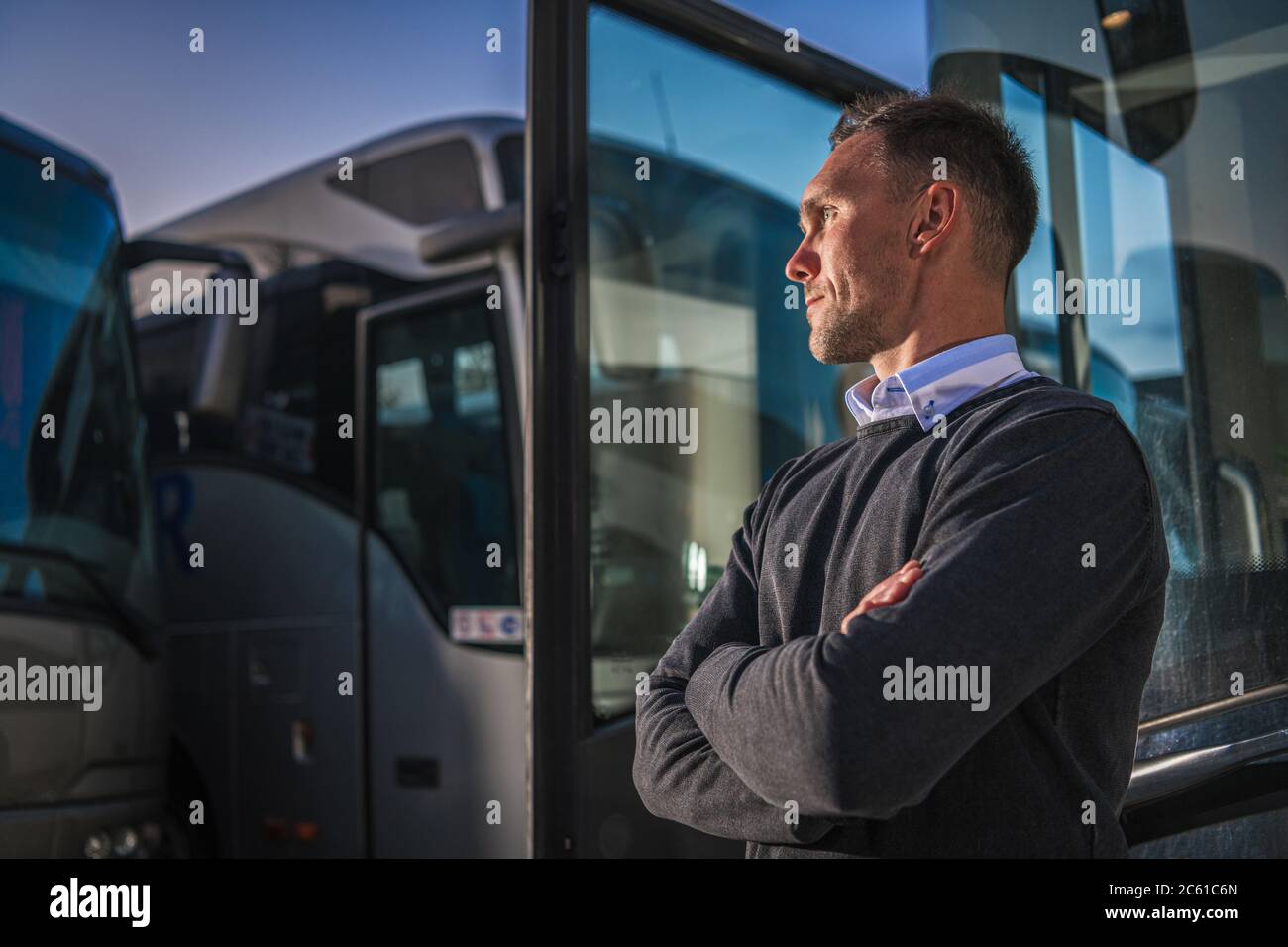 Shuttle Busse Öffentliche Verkehrsmittel Firmeninhaber stolz vor seinen Fahrzeugen. Thema Transportbranche. Stockfoto