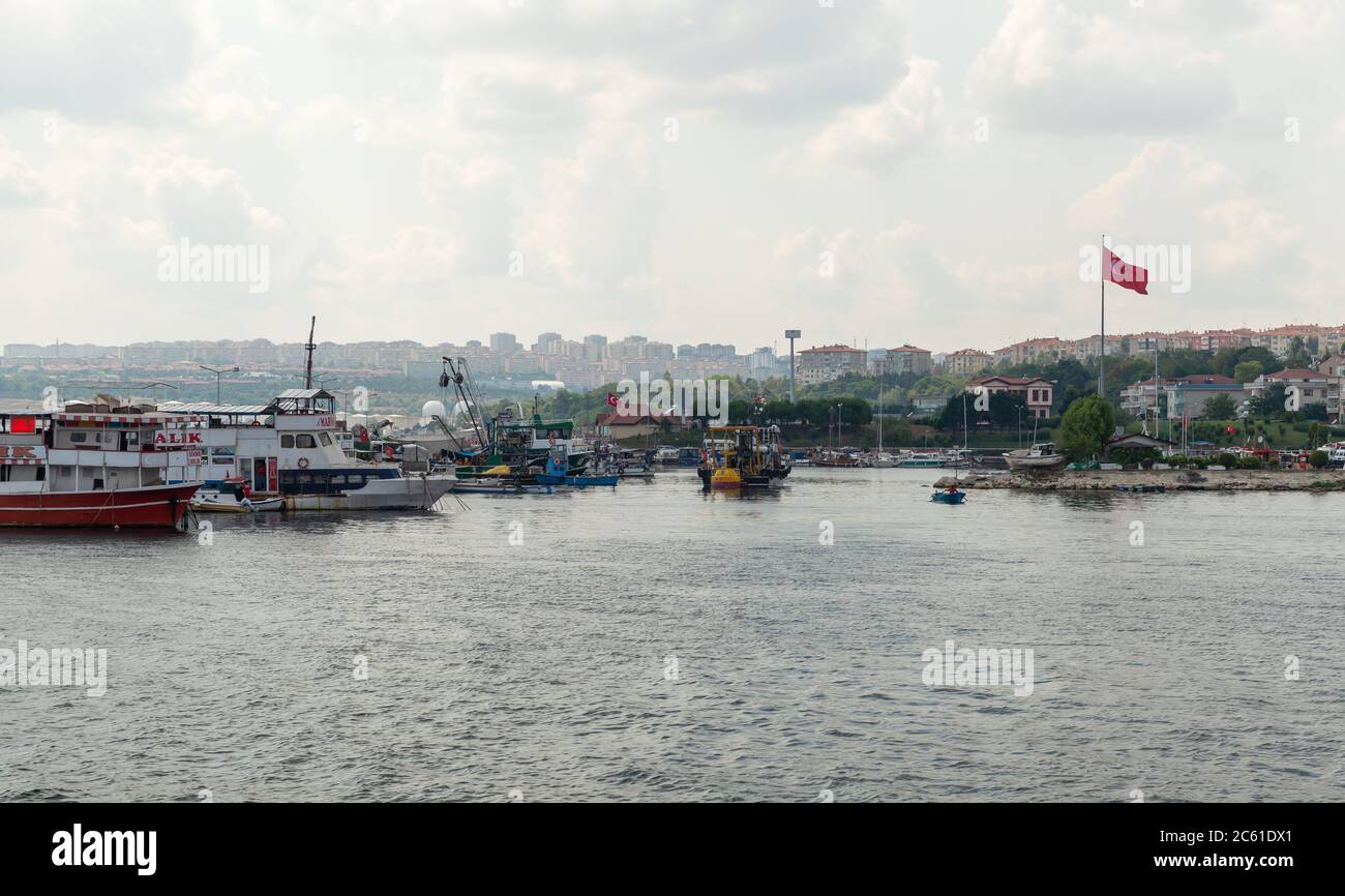 Istanbul, Türkei - 30. Juni 2016: Avcilar Hafenansicht mit kleinen Booten und türkischer Flagge Stockfoto