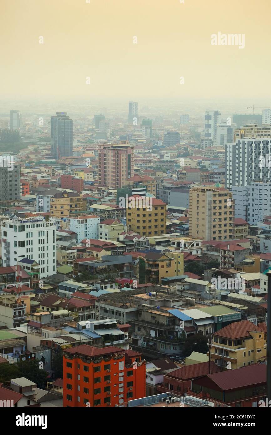 Südostasien, Kambodscha, Phnom Penh. Die Skyline von Kambodschas Hauptstadt zeigt Bauwerke und neue Geschäftsgebäude Stockfoto