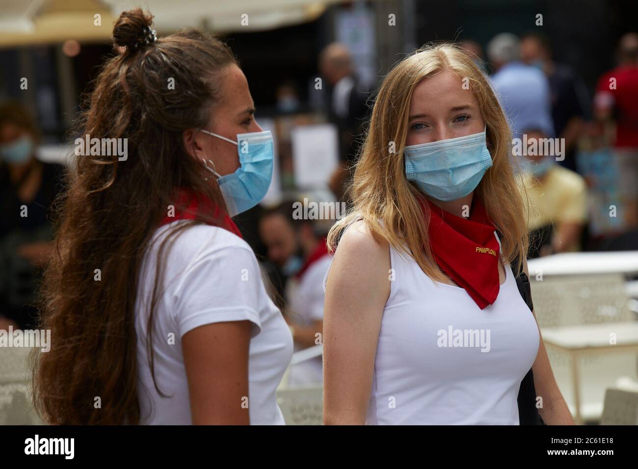 Pamplona. Spanien. Juli 2020. Trotz der begrenzten Kapazitäten und der strengen Sicherheitskontrollen im Zentrum von Pamplona feiern eine Gruppe von Menschen in Weiß und Rot das "No Chupinazo" als Beginn dieser "No Sanfermines", die aufgrund der Covid-19-Pandemie offiziell ausgesetzt wurden. Kredit: Iñigo Alzugaray/Alamy Live Nachrichten Stockfoto