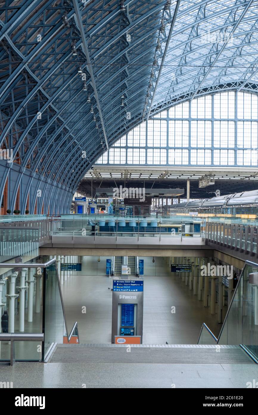 Innenansicht des Bahnhofs St. Pancras und des Eurostar-Terminals, London, Großbritannien Stockfoto