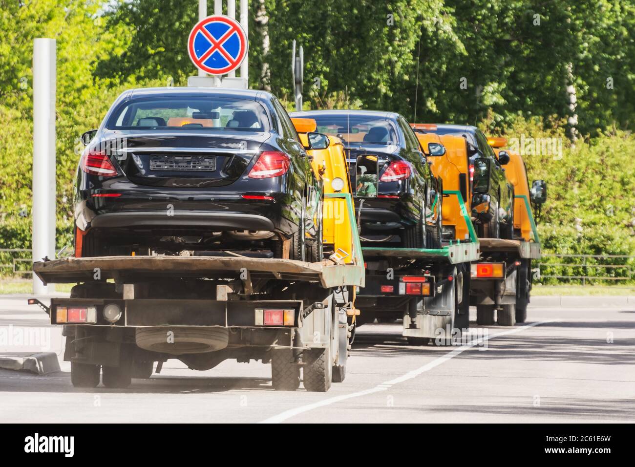Transport von Autos Evakuierungsfahrzeuge gehen in einer Reihe nach durg entlang der Stadtstraße Stockfoto