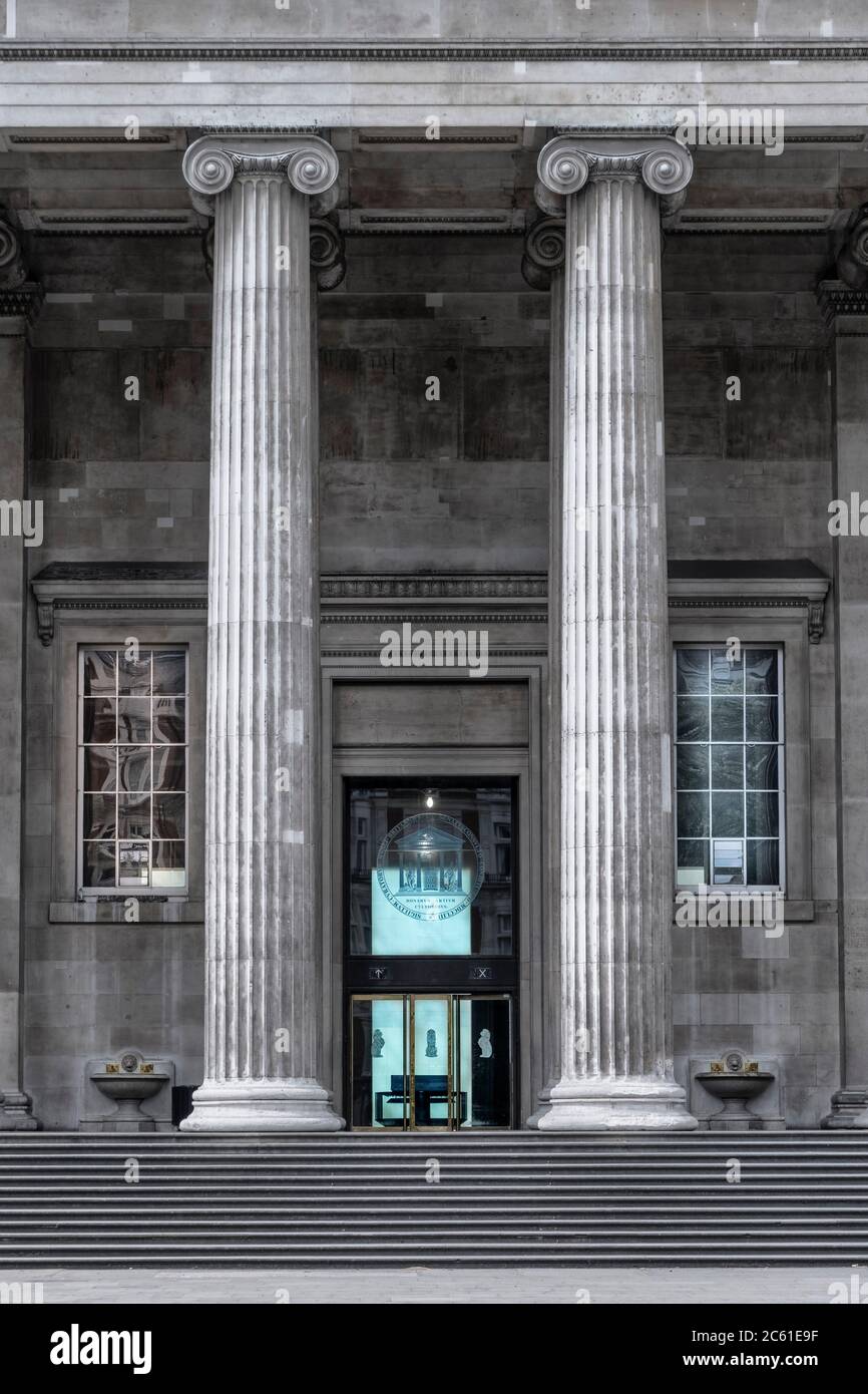 Großbritannien, London, Camden, Bloomsbury, British Museum. Der Haupteingang zum Museum auf der Great Russell Street Stockfoto