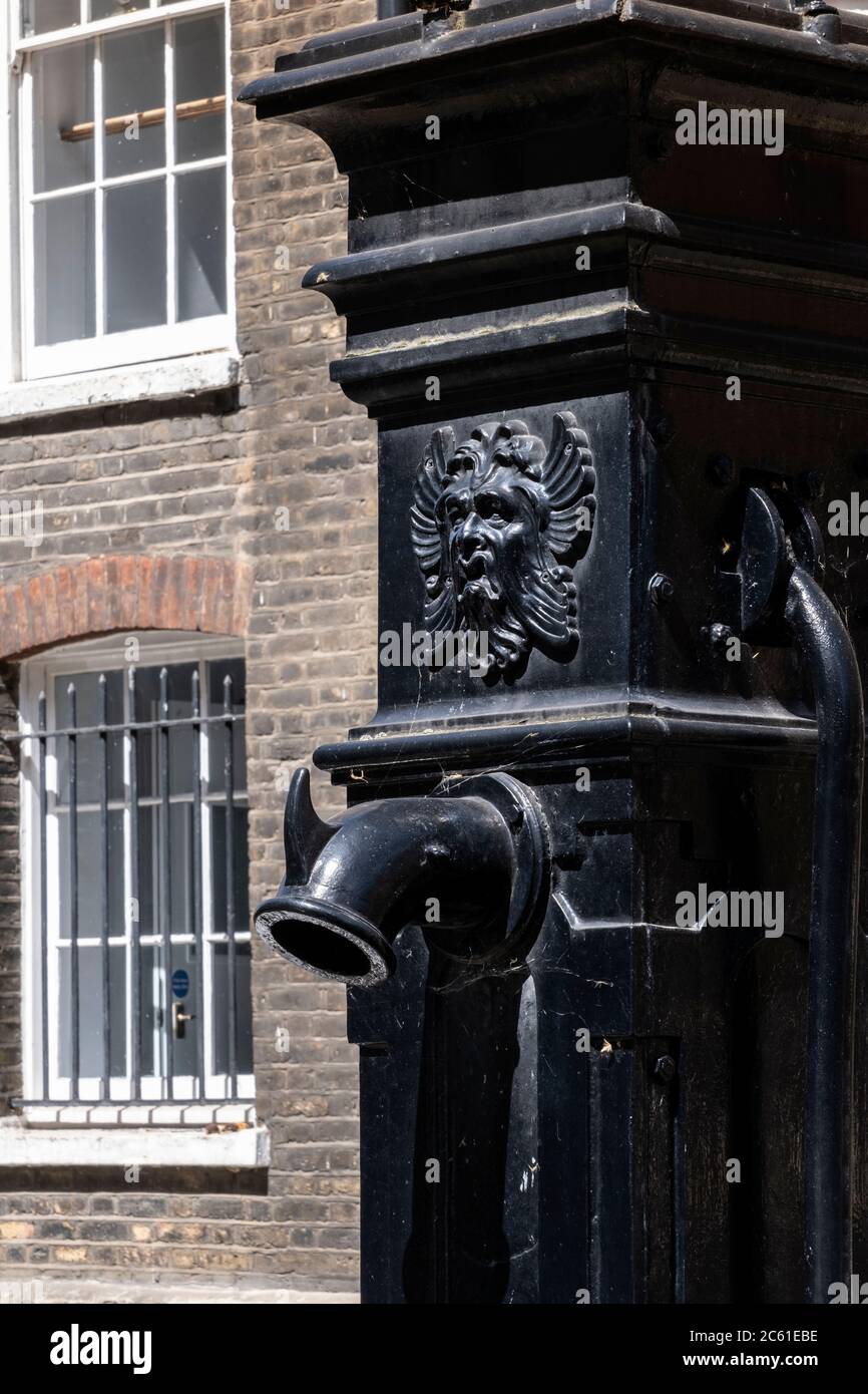 Großbritannien, London, Holborn, Bedford Row/Jockey's Fields. Eine gusseiserne viktorianische öffentliche Wasserpumpe aus dem Jahr 1840, die einst von Anwälten aus dem angrenzenden Grays Inn benutzt wurde Stockfoto