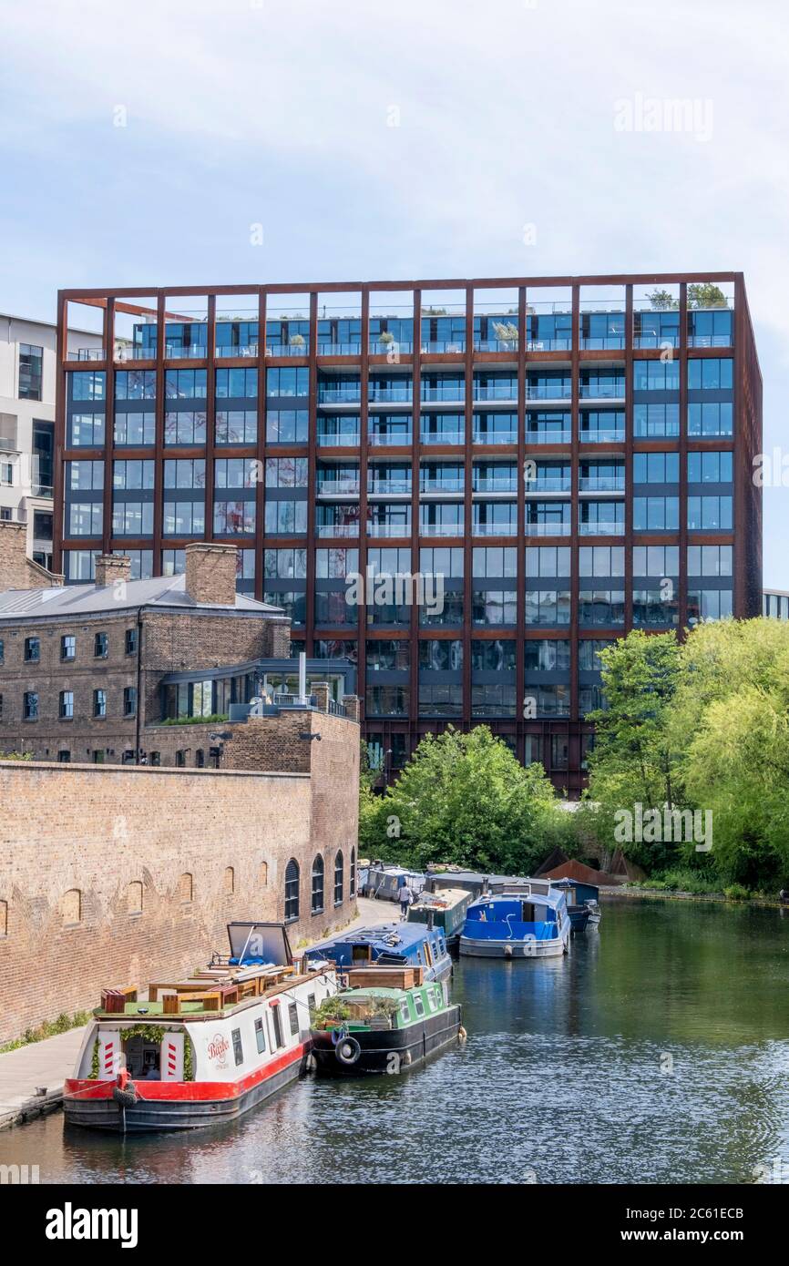 London, Kings Cross. Der Kings Cross Tech Hub zeigt das Gebäude des Universal Music and Goods Way mit dem Regents Canal im Vordergrund Stockfoto