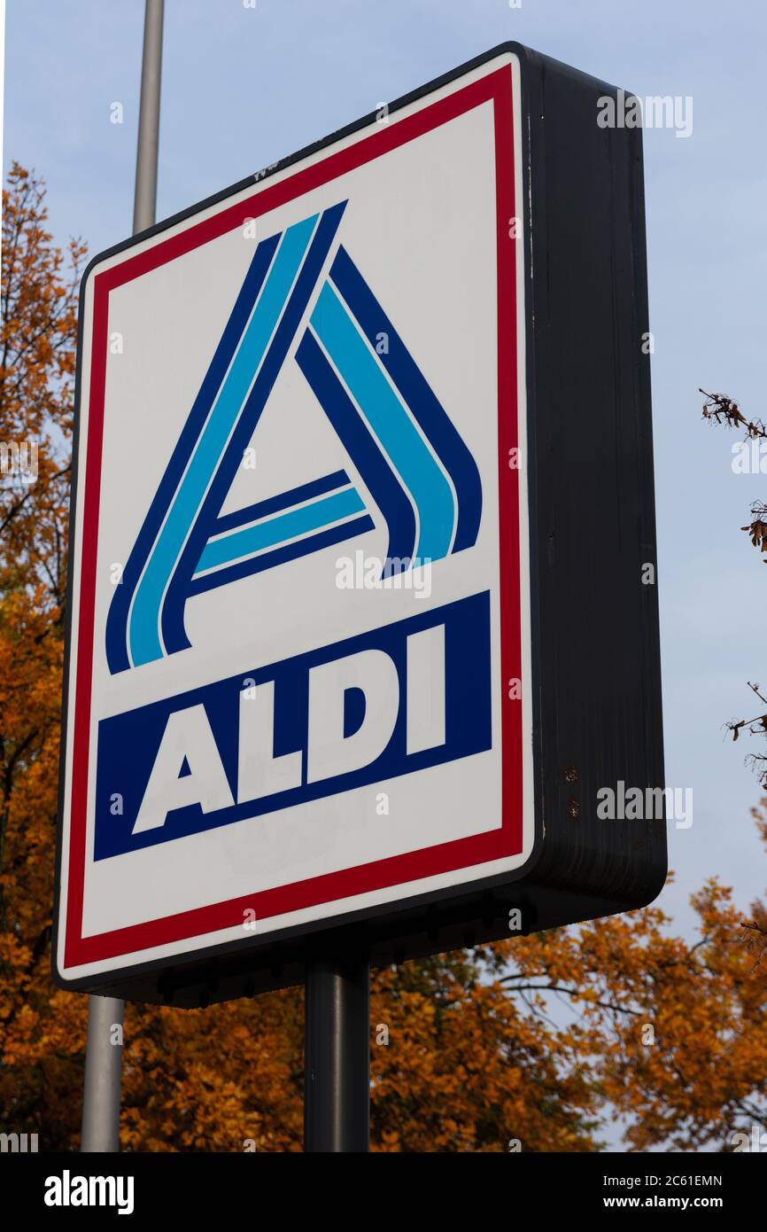 Informationsschild eines Aldi Supermarkts in Berlin. Aldi ist einer der führenden Discounter in Berlin Stockfoto