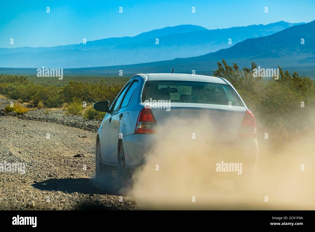 Staub, der durch das Auto auf der Grave Highway, provinz san juan, argentinien Stockfoto