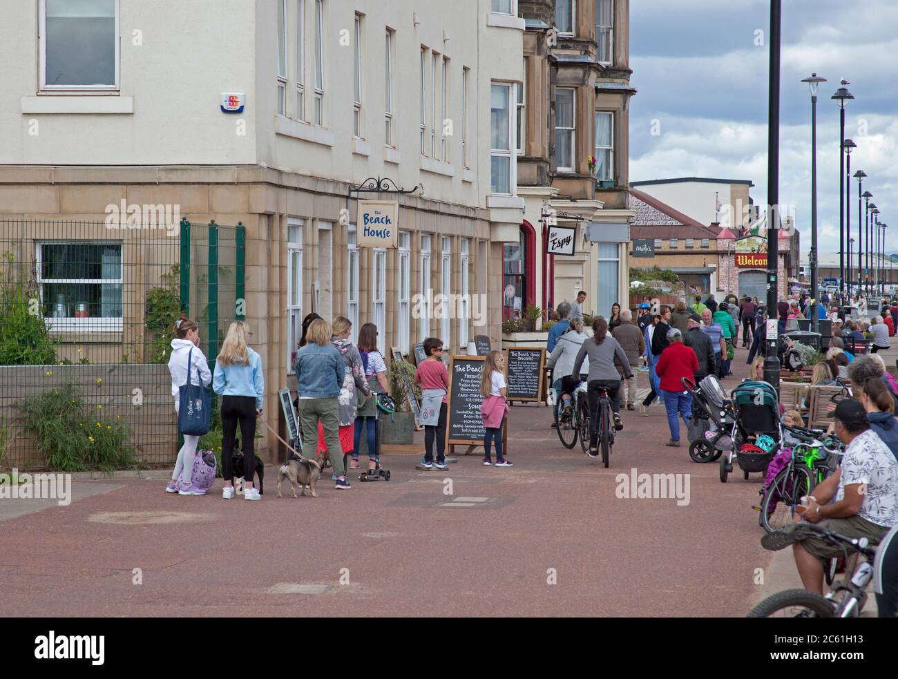 Portobello, Edinburgh, Schottland, Großbritannien. Juli 2020. Temperatur 16 Grad Celsius bis Mittag ermutigte die Leute, aus, einige Leute beschlossen, einen entspannenden Besuch in der Promenade Beach House haben, Espy Pub und Muros, die wieder im Freien sitzen können, da die Sperre erleichtert und Scottish Government erlaubt Biergärten und Cafés im Freien mit Kellnerservice zu öffnen. Stockfoto