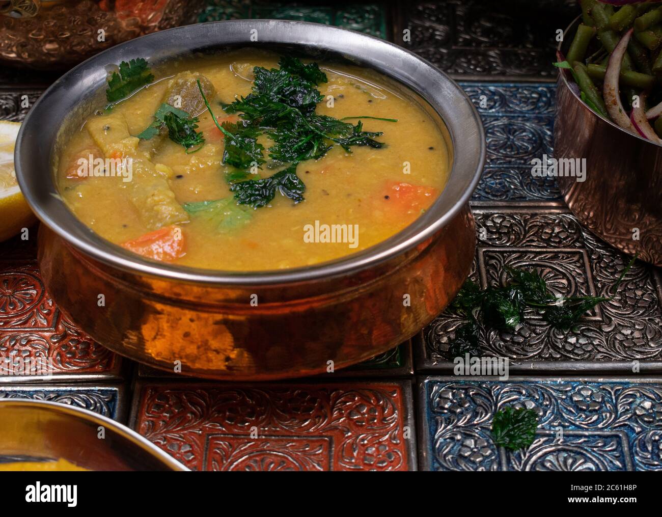 Südindischer Moringa und Karotten-Sambar-Eintopf in einer traditionellen Servierschüssel Stockfoto