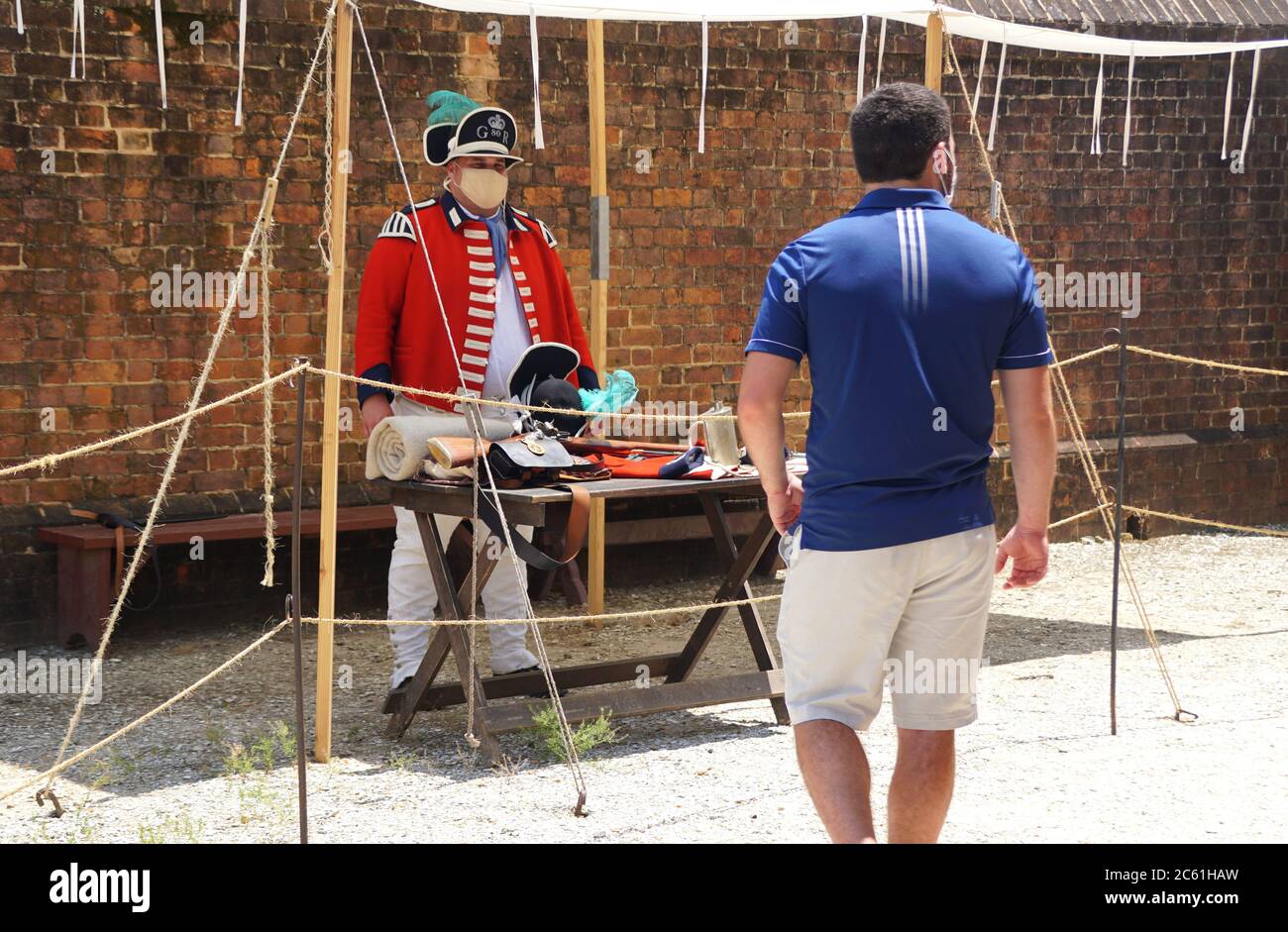 Williamsburg, Virginia, USA - 30. Juni 2020 - EIN Mann in Kolonialkostüm, der Besucher während einer Tour unterstützt und jeder trägt eine Maske wie erforderlich Stockfoto