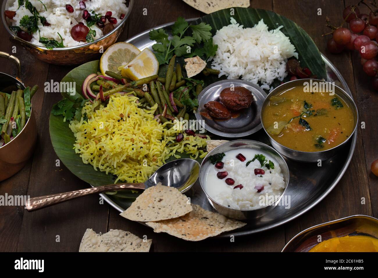 Traditionelle südindische vegetarische Gerichte auf Platte auf Bananenblatt serviert Stockfoto