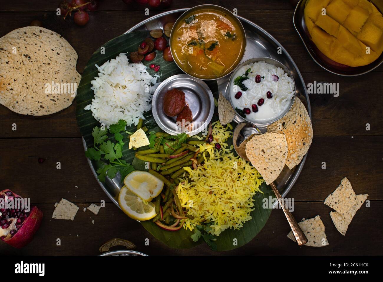 Traditionelle südindische vegetarische Gerichte auf Platte auf Bananenblatt serviert Stockfoto