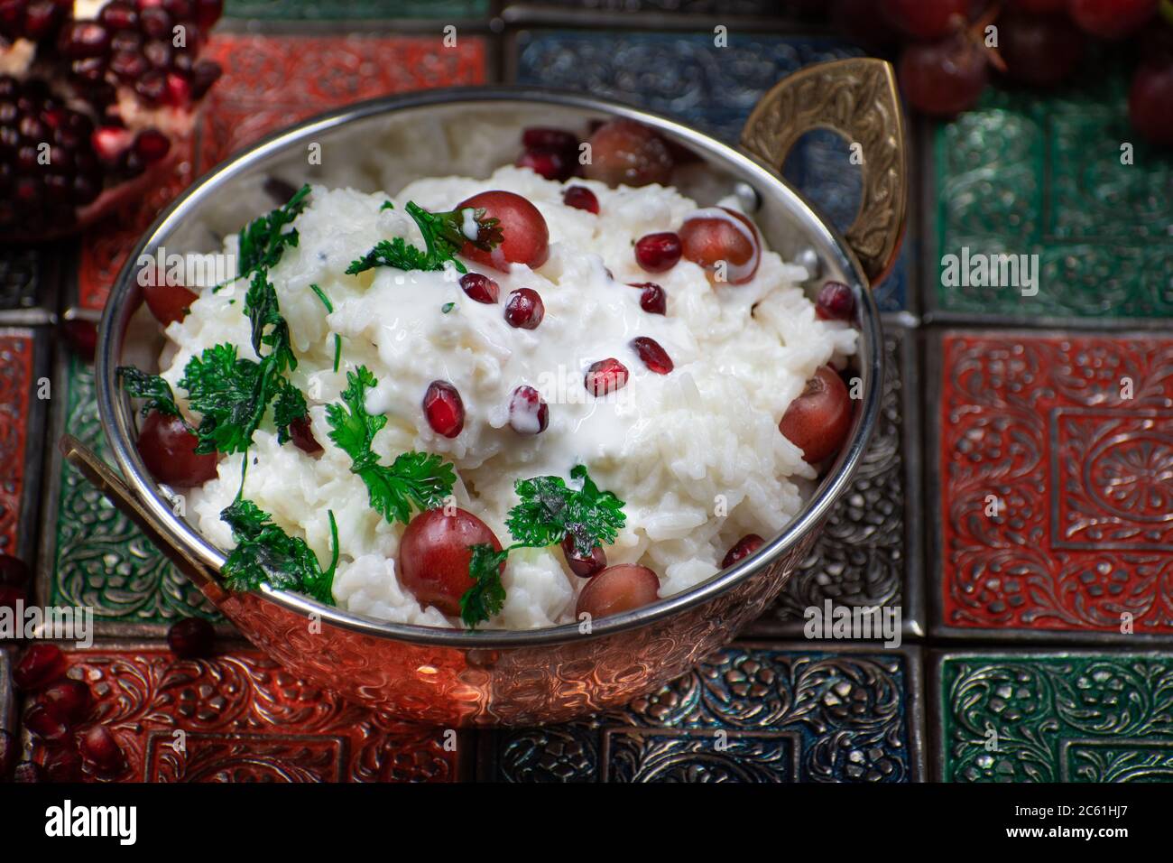 Südindischer Yougurt-Reis mit Trauben und Granatapfel in traditioneller Servierschüssel Stockfoto