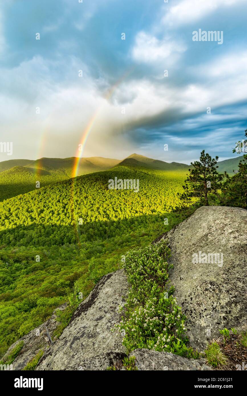 Gipfel des Eulen-Kopfes und doppelter Regenbogen in der Adirondack High Peaks Region, Essex County, New York Stockfoto