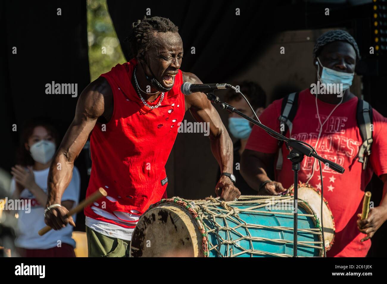 Afrikanische Trommler spielen auf der Bühne, bei der 'Stati Popolari', Veranstaltung auf der Piazza San Giovanni, in Rom, Italien, von Aboubakar Soumahoro, italienisch-ivorischer Gewerkschafter der Agrarkoordination der Union der Basisunion (USB) Stockfoto