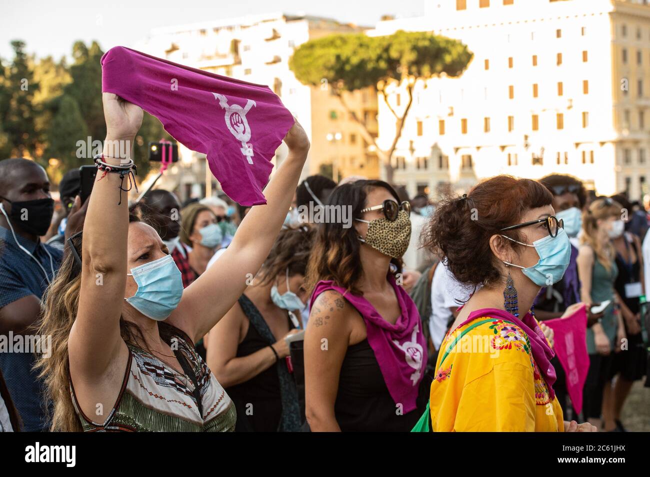 Menschen bei 'Stati Popolari', Veranstaltung auf der Piazza San Giovanni in Rom, Italien, von Aboubakar Soumahoro, italienisch-ivorischer Gewerkschafter der Agrarkoordination der Union der Basisunion (USB) Stockfoto
