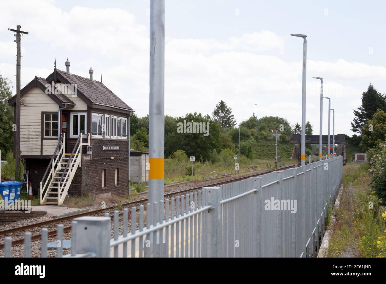 Die Eisenbahnlinie und die Signalbox bei Moreton in Marsh, Gloucestershire in Großbritannien Stockfoto