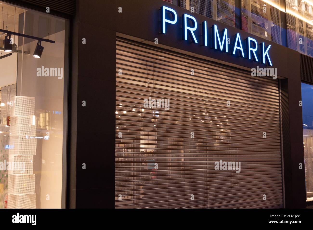 Primark Laden sehr früh am Morgen mit Beleuchtung Stockfoto