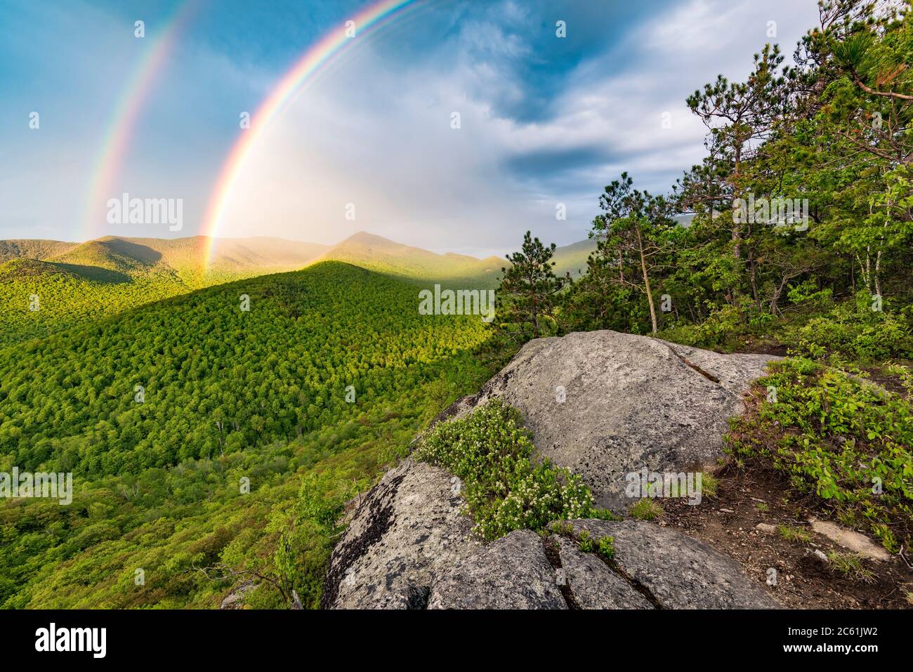 Gipfel des Eulen-Kopfes und doppelter Regenbogen in der Adirondack High Peaks Region, Essex County, New York Stockfoto