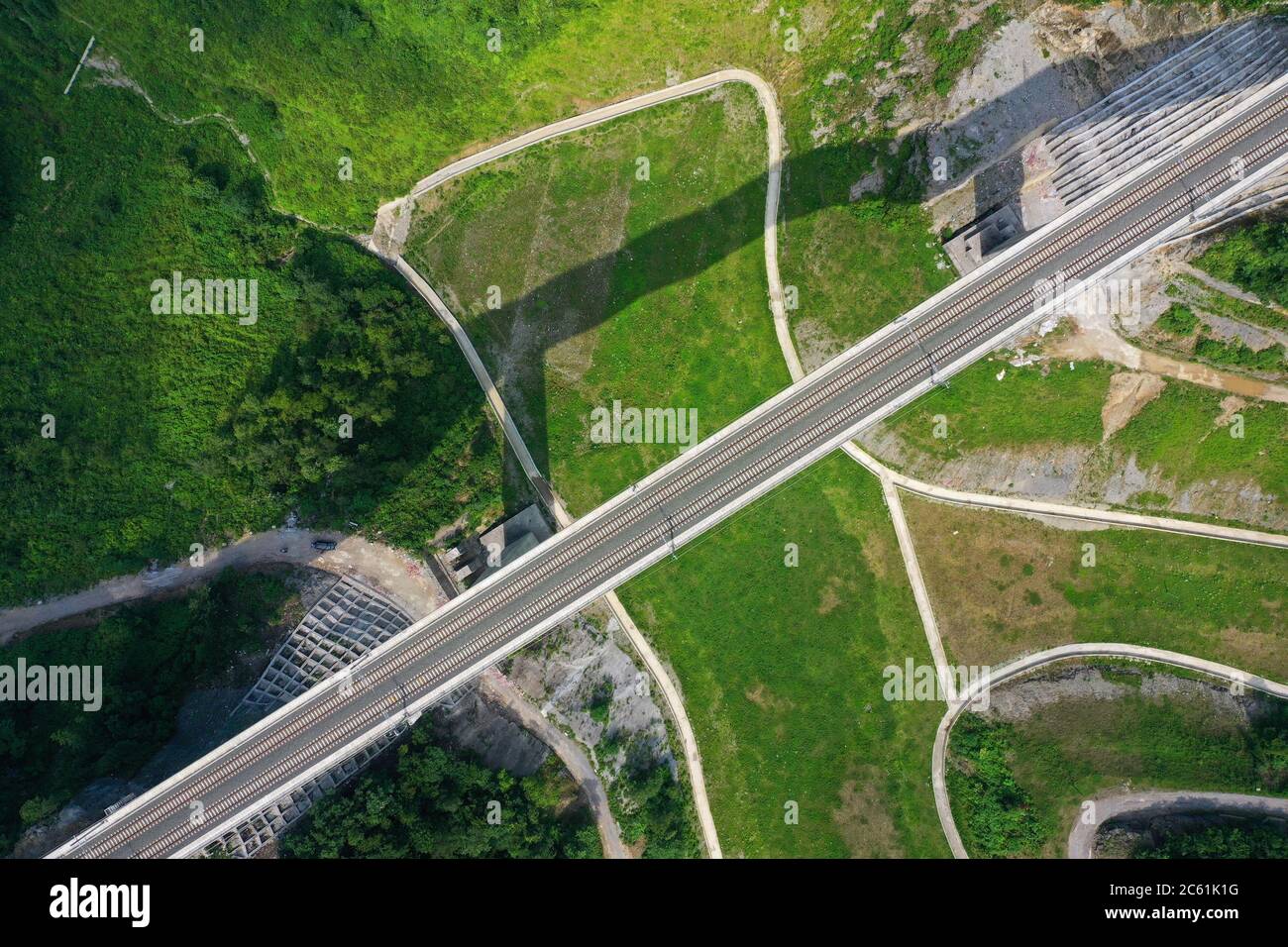 Liupanshui. Juli 2020. Luftaufnahme vom 6. Juli 2020 zeigt eine Eisenbahnbrücke entlang der Anshun-Liupanshui-Eisenbahn in der südwestlichen chinesischen Provinz Guizhou. Die Intercity-Bahn Anshun-Liupanshui mit einer Geschwindigkeit von 250 km/h wird zur Eröffnung vorbereitet. Die Eisenbahn wird die Fahrzeit zwischen Guiyang und Liupanshui von den aktuellen 3.5 Stunden auf etwa 1 Stunde verkürzen, und Liupanshui City wird vollständig mit dem nationalen Hochgeschwindigkeitsbahnnetz verbunden sein. Quelle: Liu Xu/Xinhua/Alamy Live News Stockfoto