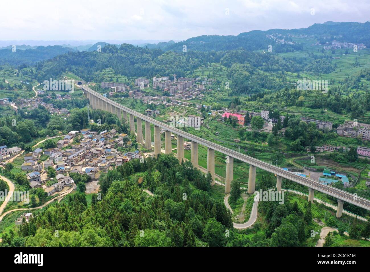 Liupanshui. Juli 2020. Luftaufnahme vom 6. Juli 2020 zeigt eine Eisenbahnbrücke entlang der Anshun-Liupanshui-Eisenbahn in der südwestlichen chinesischen Provinz Guizhou. Die Intercity-Bahn Anshun-Liupanshui mit einer Geschwindigkeit von 250 km/h wird zur Eröffnung vorbereitet. Die Eisenbahn wird die Fahrzeit zwischen Guiyang und Liupanshui von den aktuellen 3.5 Stunden auf etwa 1 Stunde verkürzen, und Liupanshui City wird vollständig mit dem nationalen Hochgeschwindigkeitsbahnnetz verbunden sein. Quelle: Liu Xu/Xinhua/Alamy Live News Stockfoto