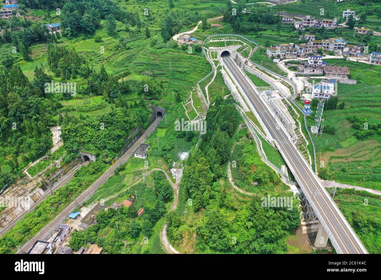 Liupanshui. Juli 2020. Luftaufnahme vom 6. Juli 2020 zeigt einen Eisenbahntunnel entlang der Anshun-Liupanshui-Eisenbahn in der südwestlichen chinesischen Provinz Guizhou. Die Intercity-Bahn Anshun-Liupanshui mit einer Geschwindigkeit von 250 km/h wird zur Eröffnung vorbereitet. Die Eisenbahn wird die Fahrzeit zwischen Guiyang und Liupanshui von den aktuellen 3.5 Stunden auf etwa 1 Stunde verkürzen, und Liupanshui City wird vollständig mit dem nationalen Hochgeschwindigkeitsbahnnetz verbunden sein. Quelle: Liu Xu/Xinhua/Alamy Live News Stockfoto