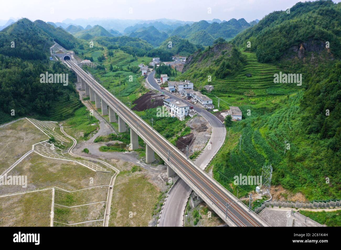 Liupanshui. Juli 2020. Luftaufnahme vom 6. Juli 2020 zeigt die Anshun-Liupanshui-Eisenbahn in der südwestlichen Provinz Guizhou. Die Intercity-Bahn Anshun-Liupanshui mit einer Geschwindigkeit von 250 km/h wird zur Eröffnung vorbereitet. Die Eisenbahn wird die Fahrzeit zwischen Guiyang und Liupanshui von den aktuellen 3.5 Stunden auf etwa 1 Stunde verkürzen, und Liupanshui City wird vollständig mit dem nationalen Hochgeschwindigkeitsbahnnetz verbunden sein. Quelle: Liu Xu/Xinhua/Alamy Live News Stockfoto