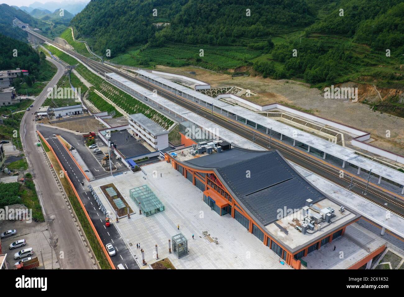 Liupanshui. Juli 2020. Luftaufnahme vom 6. Juli 2020 zeigt den Bahnhof Lengba entlang der Anshun-Liupanshui-Eisenbahn in der südwestlichen chinesischen Provinz Guizhou. Die Intercity-Bahn Anshun-Liupanshui mit einer Geschwindigkeit von 250 km/h wird zur Eröffnung vorbereitet. Die Eisenbahn wird die Fahrzeit zwischen Guiyang und Liupanshui von den aktuellen 3.5 Stunden auf etwa 1 Stunde verkürzen, und Liupanshui City wird vollständig mit dem nationalen Hochgeschwindigkeitsbahnnetz verbunden sein. Quelle: Liu Xu/Xinhua/Alamy Live News Stockfoto