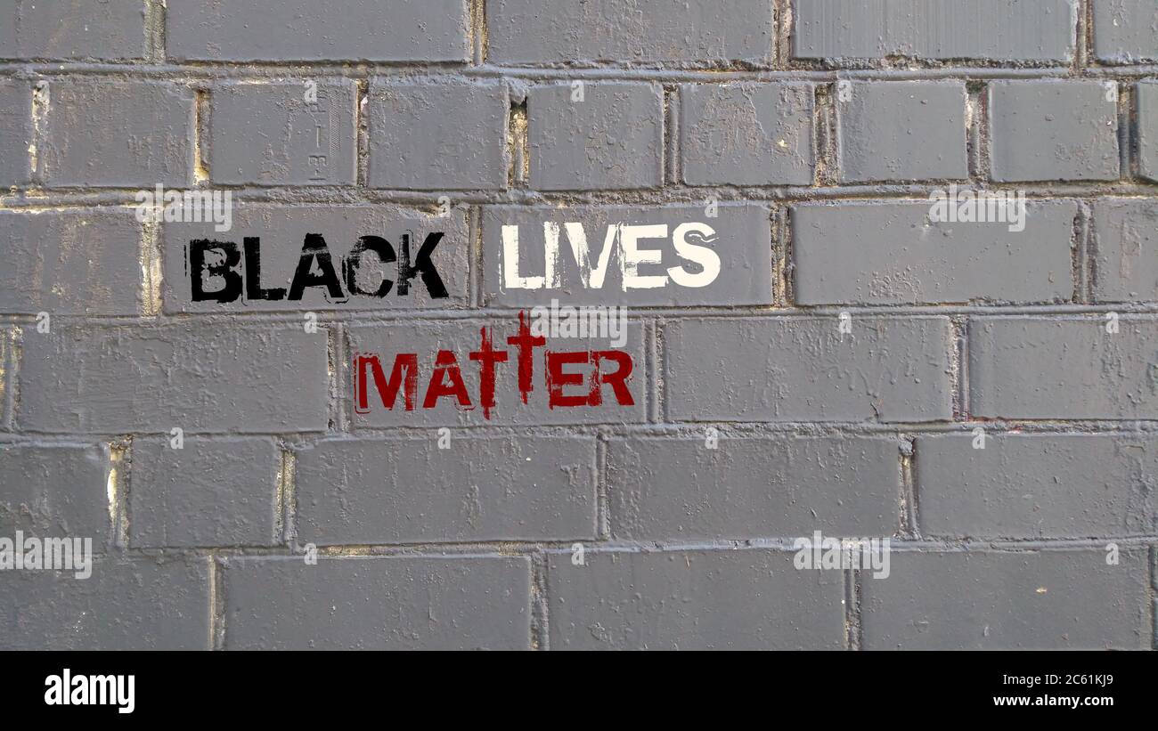 Phrase Schwarz lebt Materie auf einer Ziegelwand gemalt. BLM-Konzept Stockfoto
