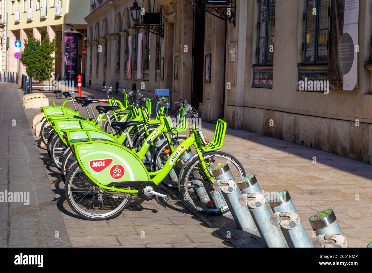 MOL 'BuBi' Fahrrad-Sharing-Netzwerk Fahrräder dockten an einer Straße, Budapest, Ungarn Stockfoto