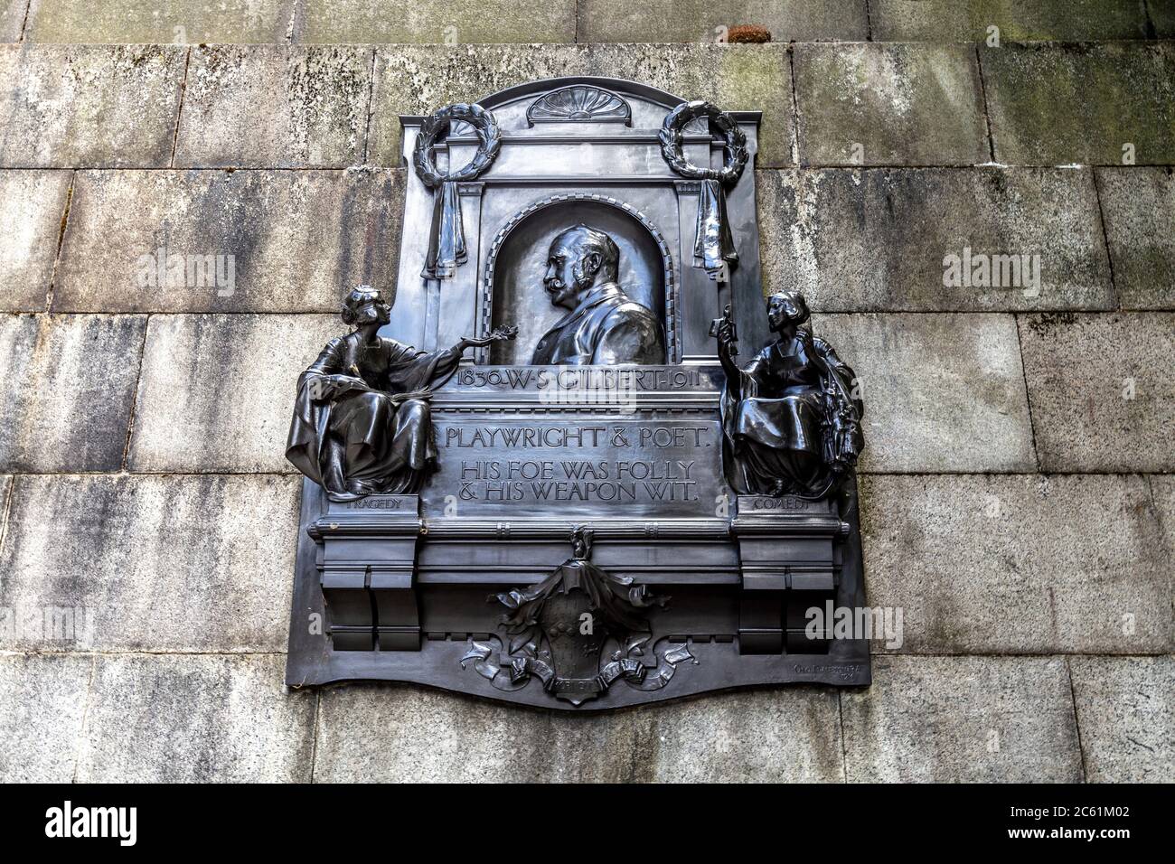 Plakette für Dramatiker und Dichter W. S. Gilbert am Victoria Embankment, London, Großbritannien Stockfoto