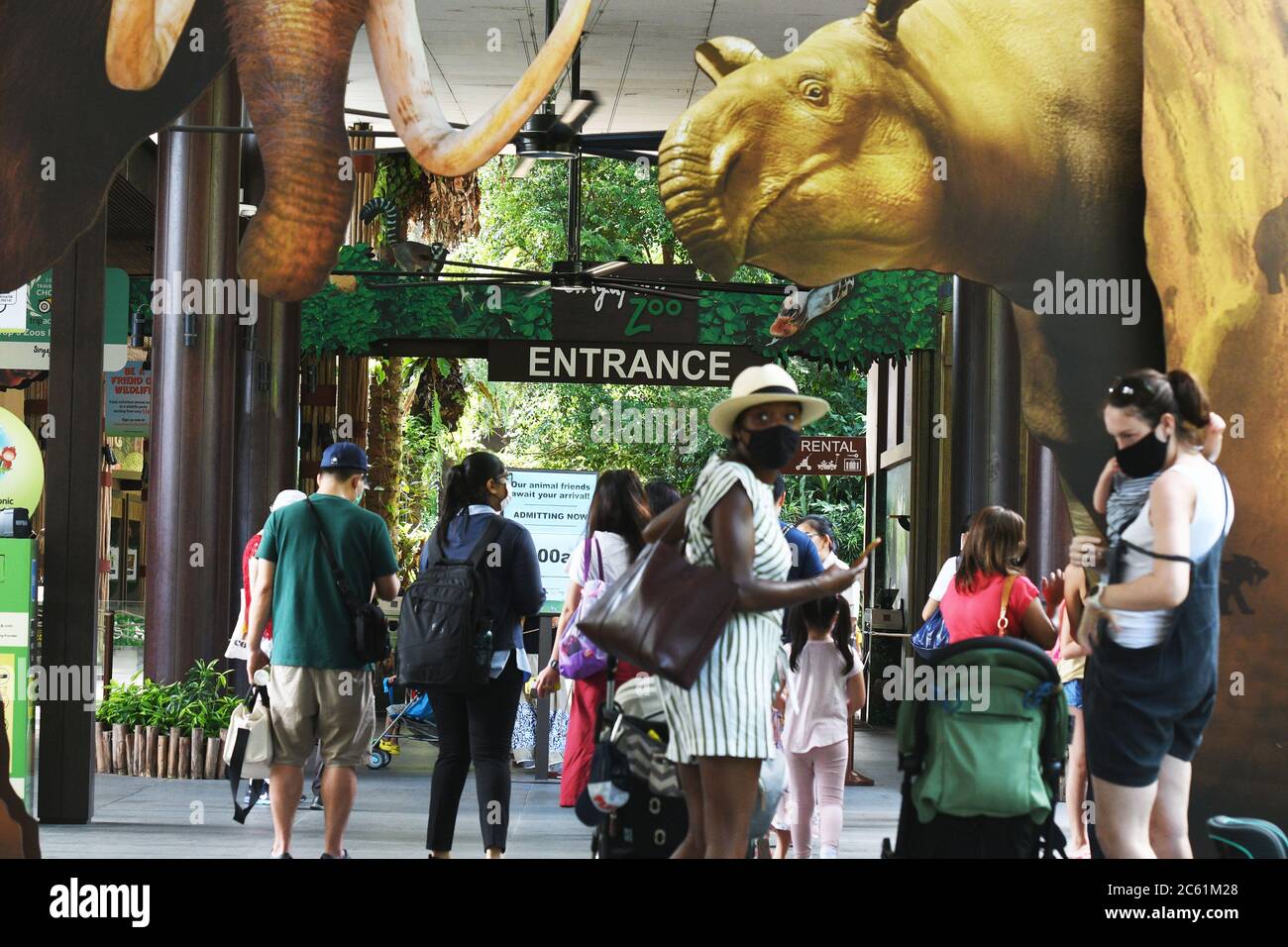 Singapur. Juli 2020. Besucher stehen Schlange, um am 6. Juli 2020 den Zoo von Singapur zu betreten. Der Zoo von Singapur wurde am Montag nach der Lockerung der Sperrmaßnahmen im Kampf gegen die COVID-19-Pandemie wieder für die Öffentlichkeit geöffnet. Kredit: Dann Chih Wey/Xinhua/Alamy Live Nachrichten Stockfoto