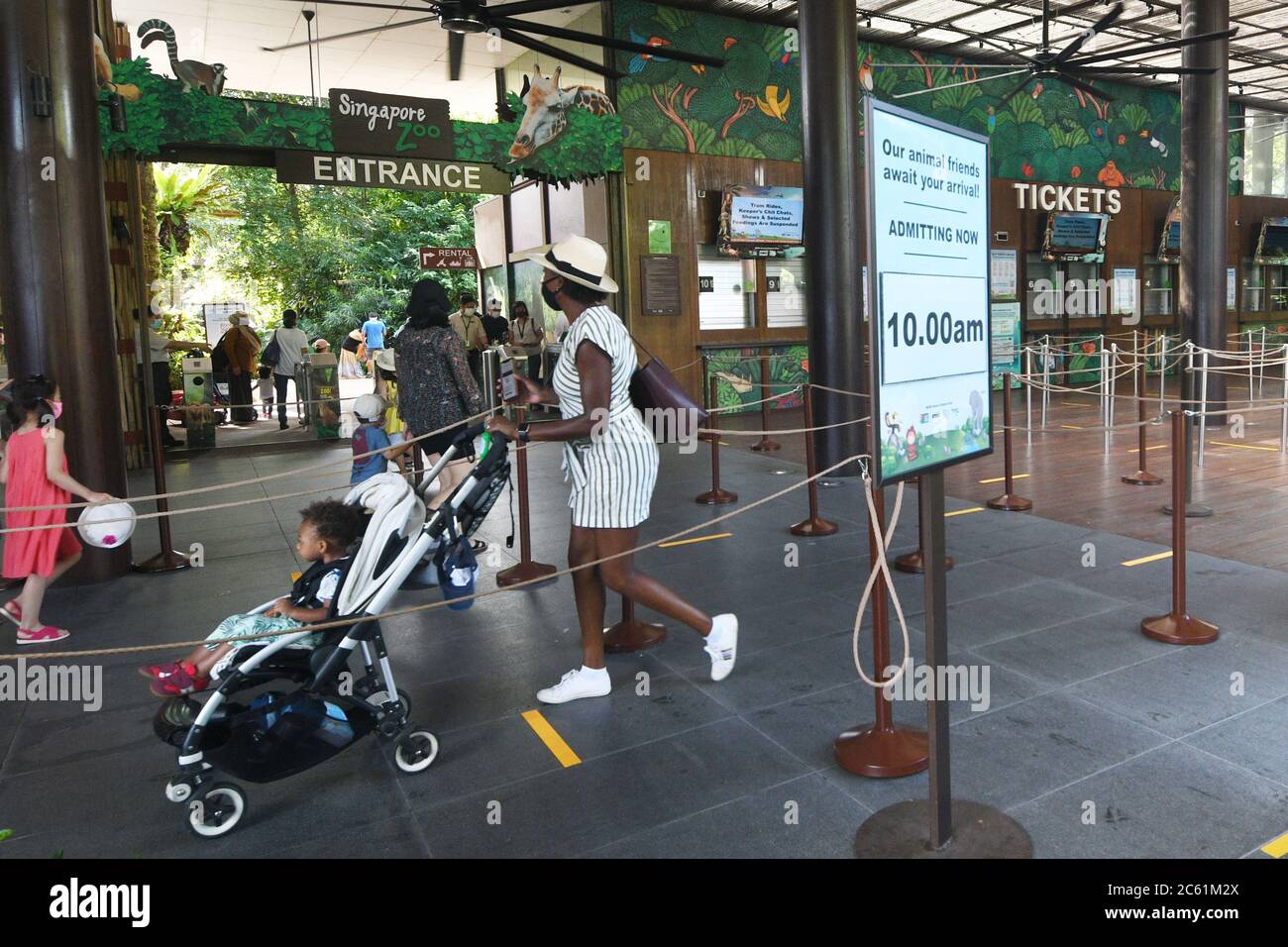 Singapur. Juli 2020. Besucher stehen Schlange, um am 6. Juli 2020 den Zoo von Singapur zu betreten. Der Zoo von Singapur wurde am Montag nach der Lockerung der Sperrmaßnahmen im Kampf gegen die COVID-19-Pandemie wieder für die Öffentlichkeit geöffnet. Kredit: Dann Chih Wey/Xinhua/Alamy Live Nachrichten Stockfoto