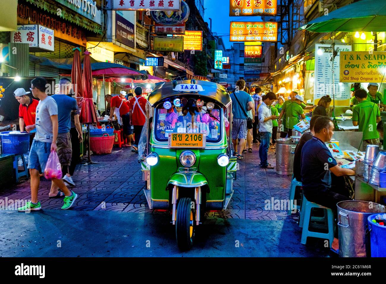 Tuk Tuk Fahrer in Phadung Dao Road in Bangkoks Chinatown, Bangkok, Thailand Stockfoto