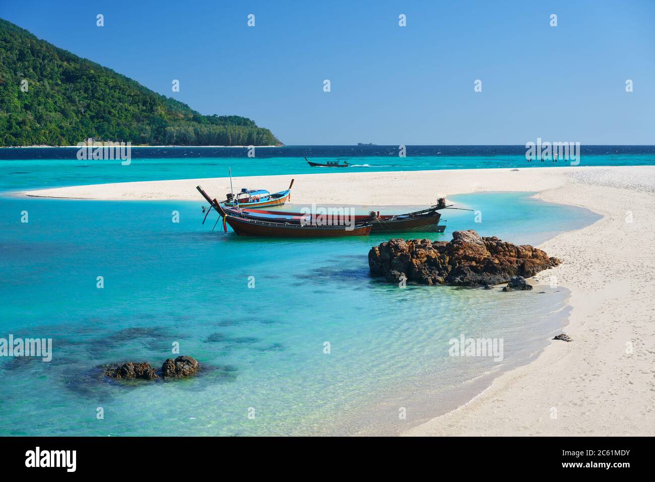 Boot auf tropischem weißen Sandstrand und türkisfarbenem Wasser. Sommerurlaub, Natur Hintergrund Stockfoto
