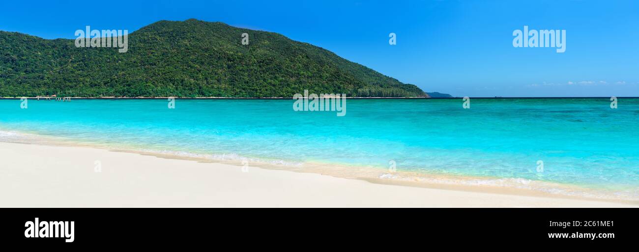 Tropischer Strand mit türkisblauem Meer und weißem Sandpanorama. Sommerurlaub, Reise, Natur Hintergrund Konzept Stockfoto