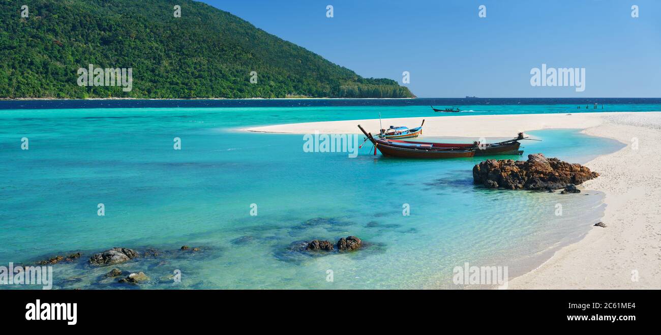 Boot auf tropischem weißen Sandstrand und türkisfarbenem Wasserpanorama. Sommerurlaub, Natur Hintergrund Stockfoto