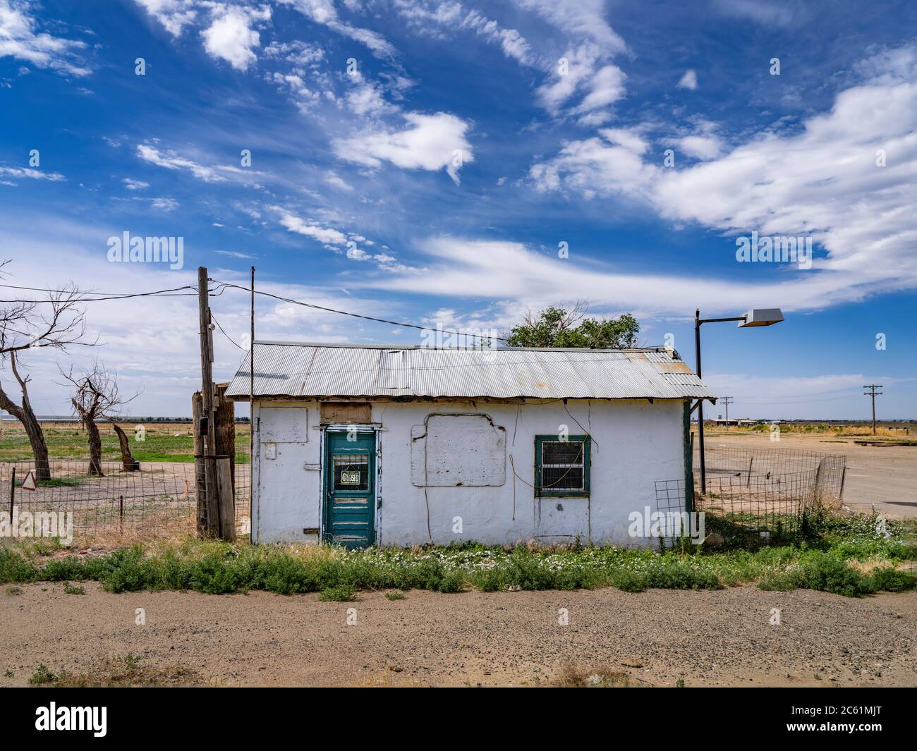 Verlassene kleine Geschäftsgebäude im ländlichen Colorado, USA Stockfoto