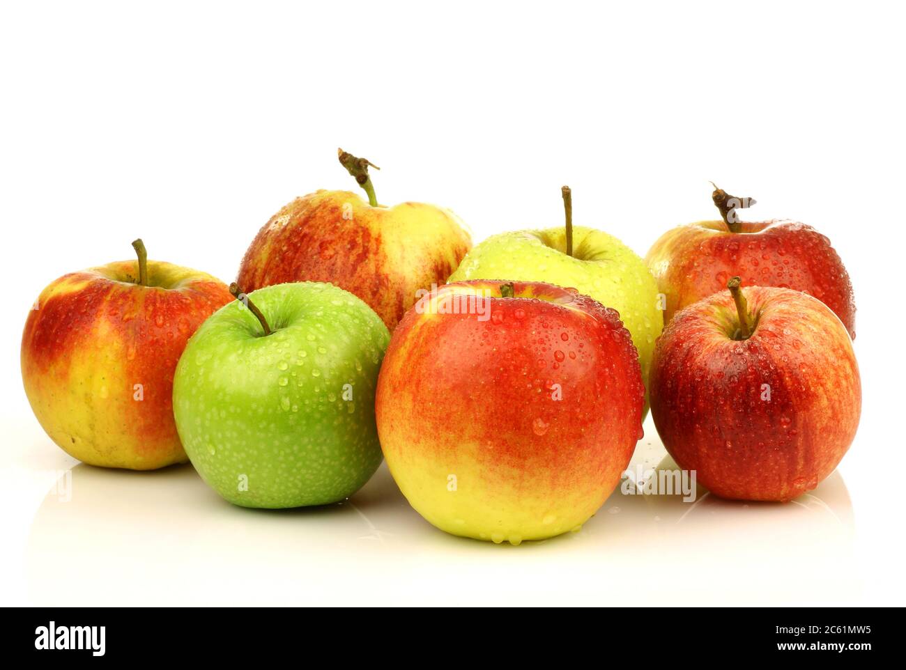 Verschiedene holländische Apfelsorten auf weißem Hintergrund Stockfoto