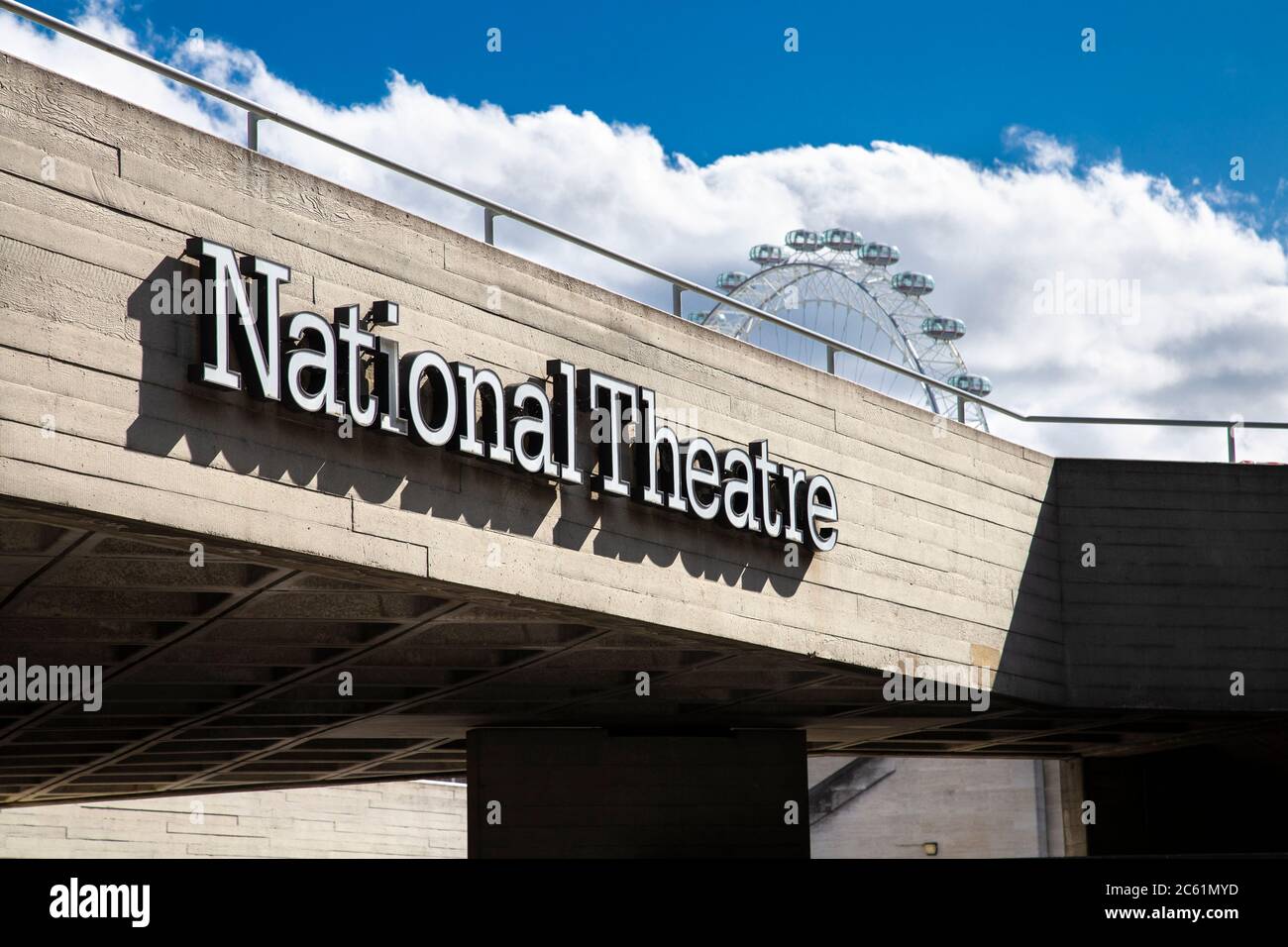 Nahaufnahme des brutalistischen Gebäudes und Logos des National Theatre in der Southbank, London, Großbritannien Stockfoto