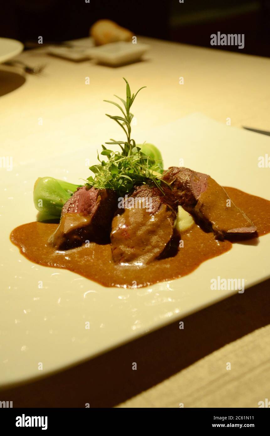 Frisches und zartes mittelseltenes Wildsteak mit pfeffriger Soße aus einem feinen Restaurant in bangkok. Stockfoto